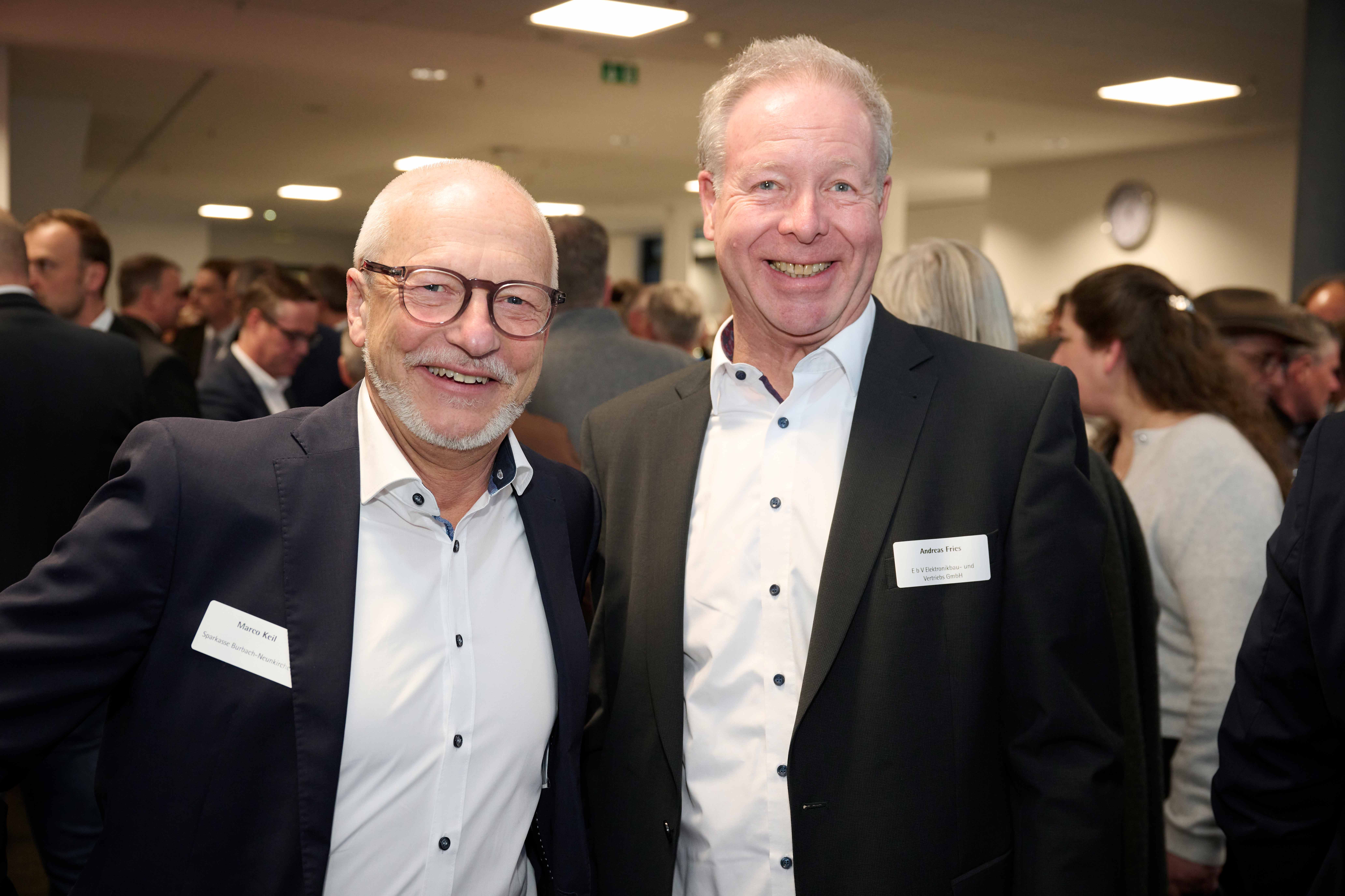 Marco Keil (Sparkasse Burbach-Neunkirchen) und Andreas Fries (E b V Elektronikbau- und Vertrieb)