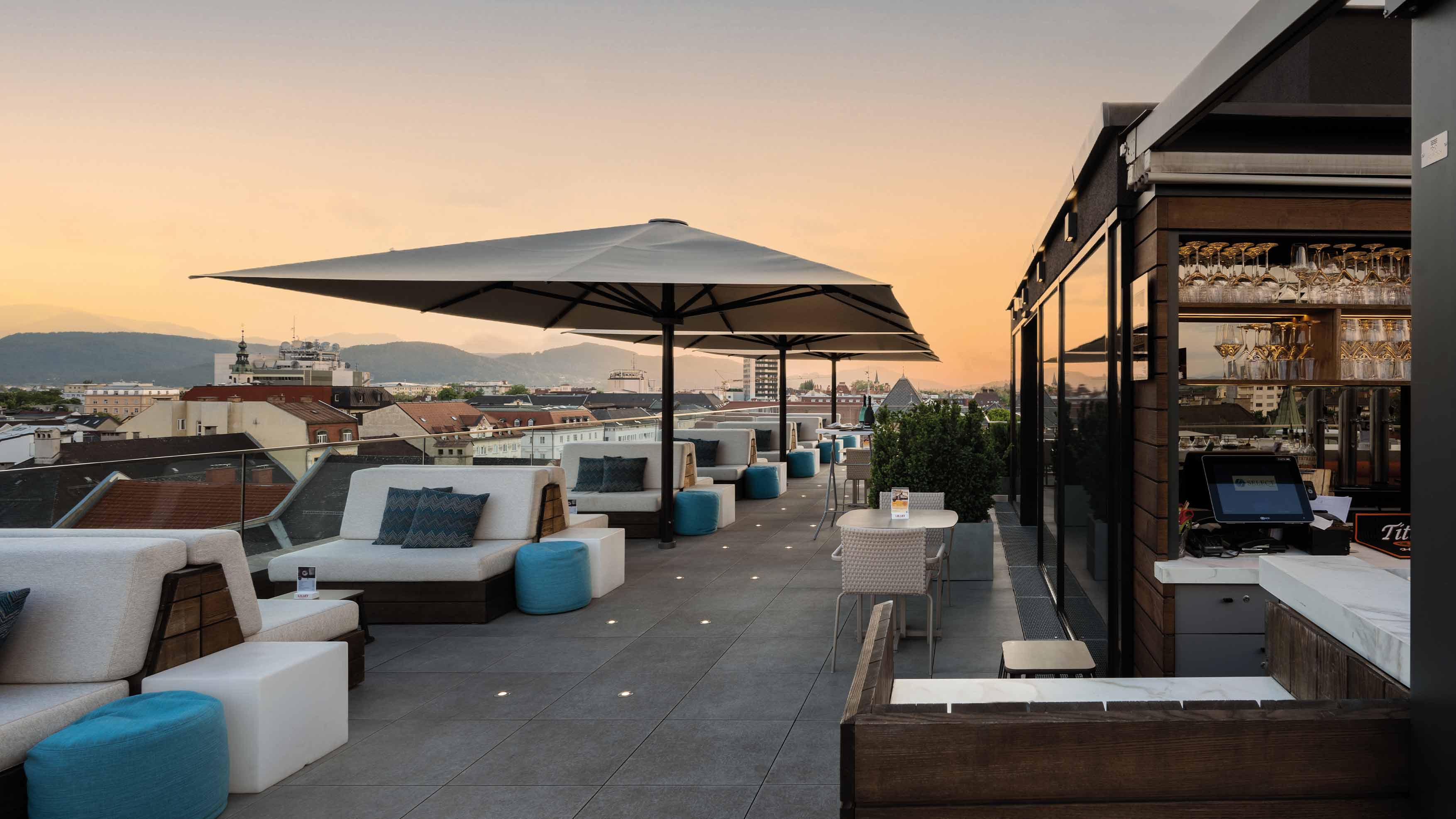 Die Rooftopbar 19null7 thront auf dem Dach im fünften Stock des Hotels und bietet einen einzigartigen Ausblick