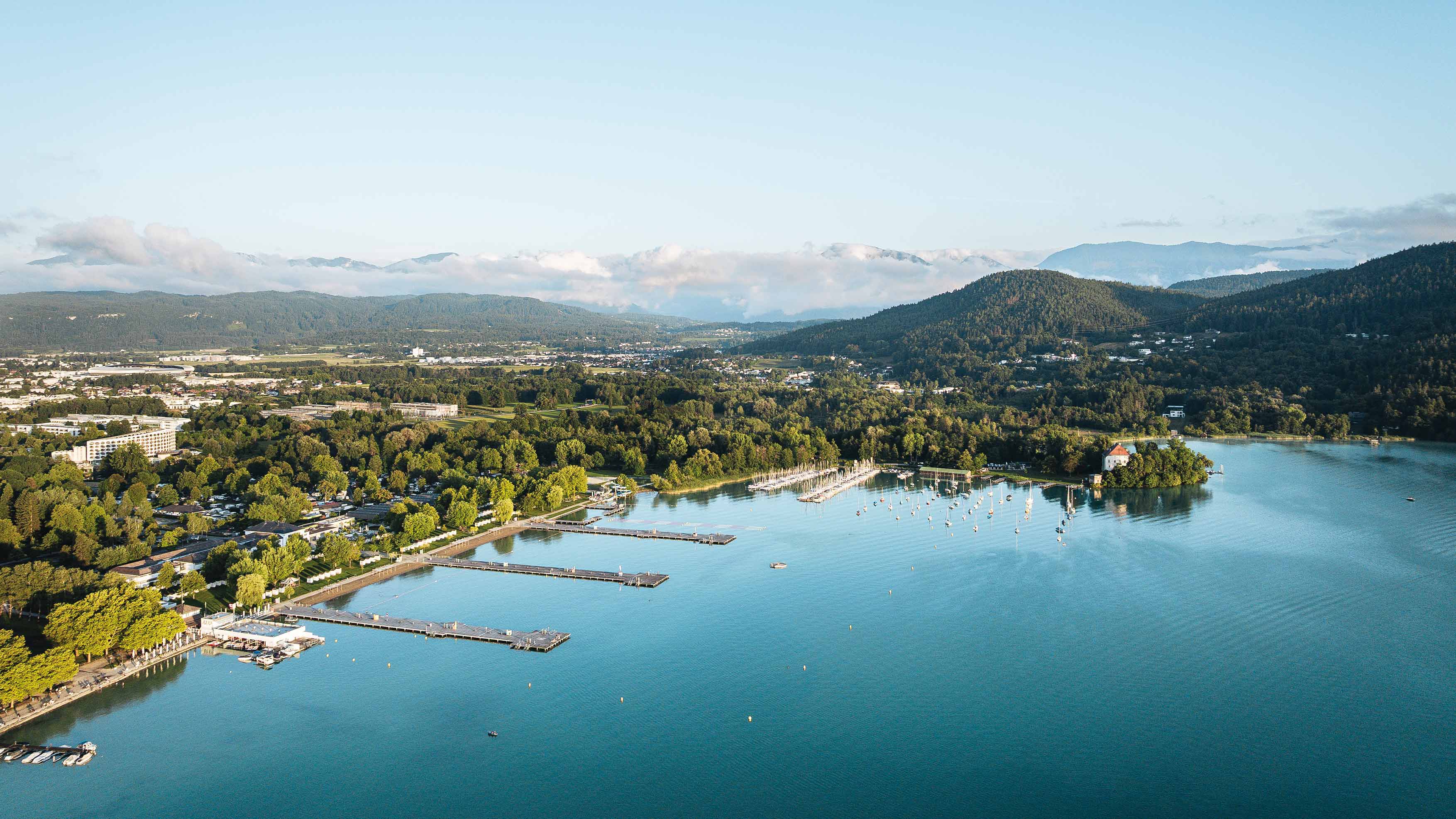 Der Wörthersee ist nur einen Steinwurf vom Stadtzentrum entfernt