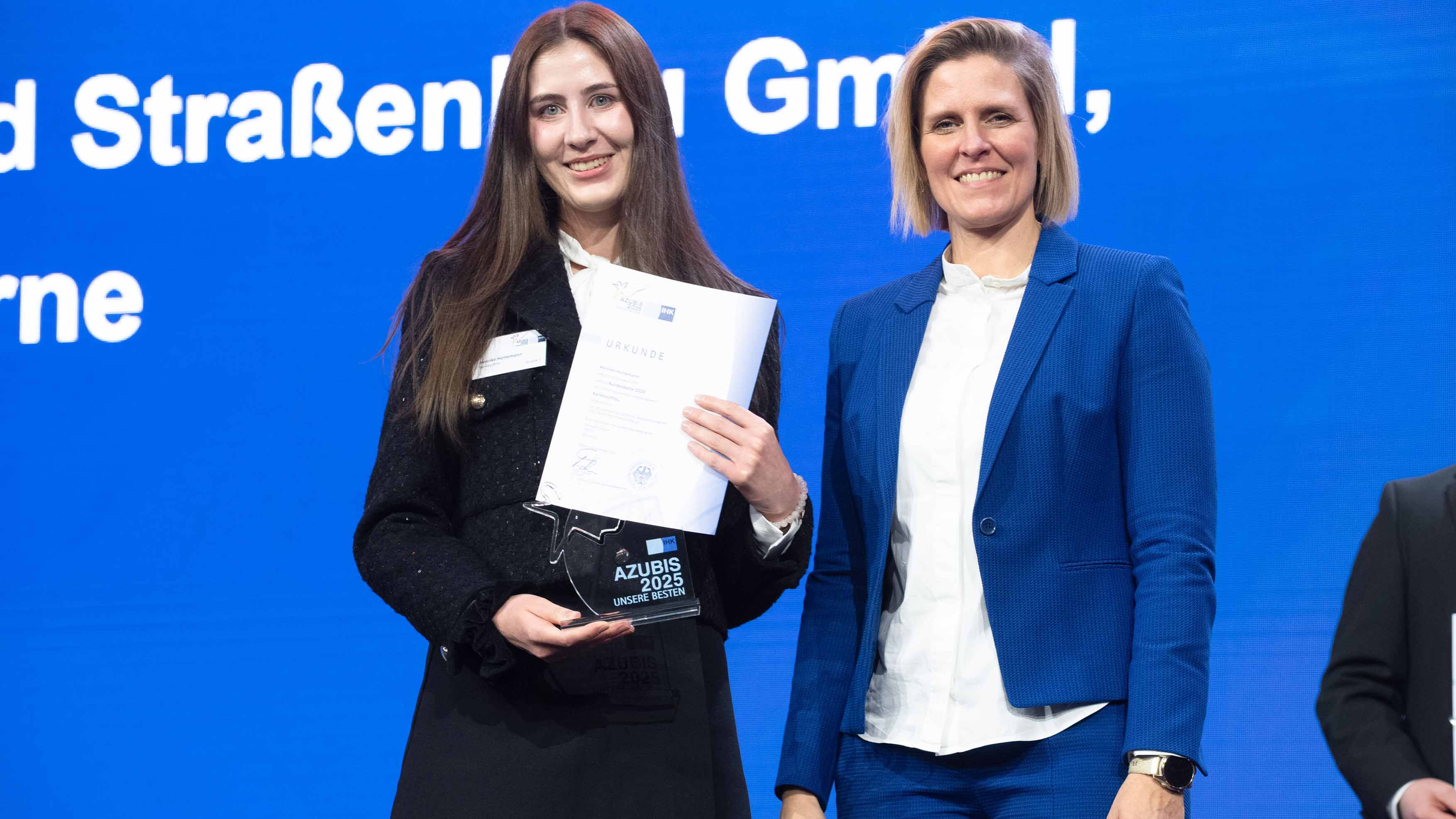 Henrike Heinemann (l.), Bankkauffrau bei der Sparkasse Siegen, wurde von Swaantje Creusen, der Vorsitzenden des DIHK-Bildungsausschusses, ausgezeichnet. (Foto: DIHK)