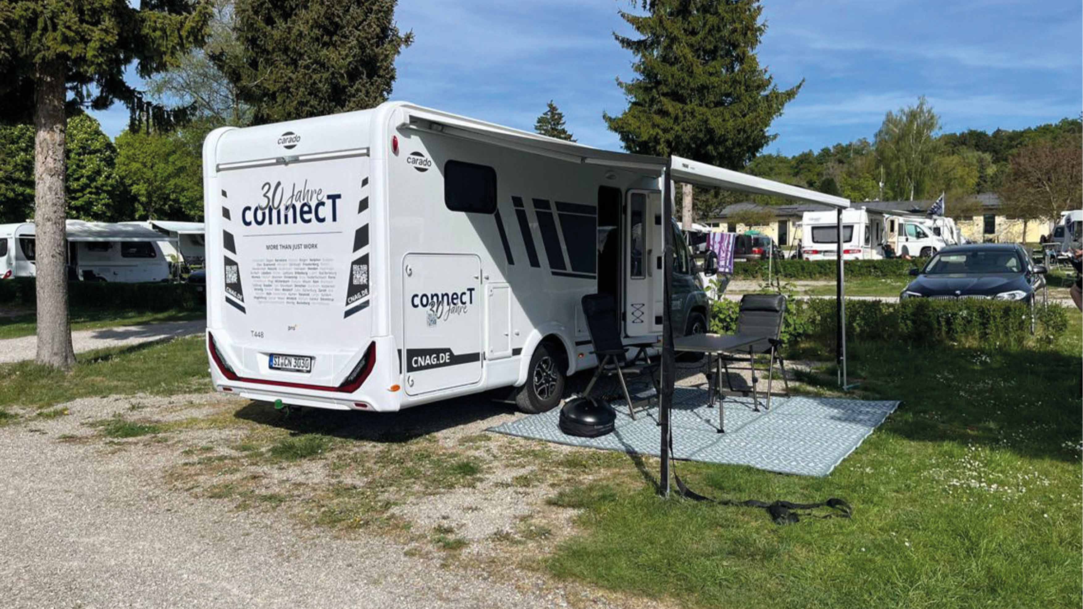 Im Jubiläumsjahr hat connecT für alle Mitarbeiter und deren Familien ein Wohnmobil gekauft. Mit dem connecT Camper steht allen ein vollausgestattetes Wohnmobil für Privatreisen zur Verfügung – ganz egal, wohin es jemanden zieht. In einem gemeinsamen Online-Logbuch werden die Erlebnisse festgehalten und geteilt.