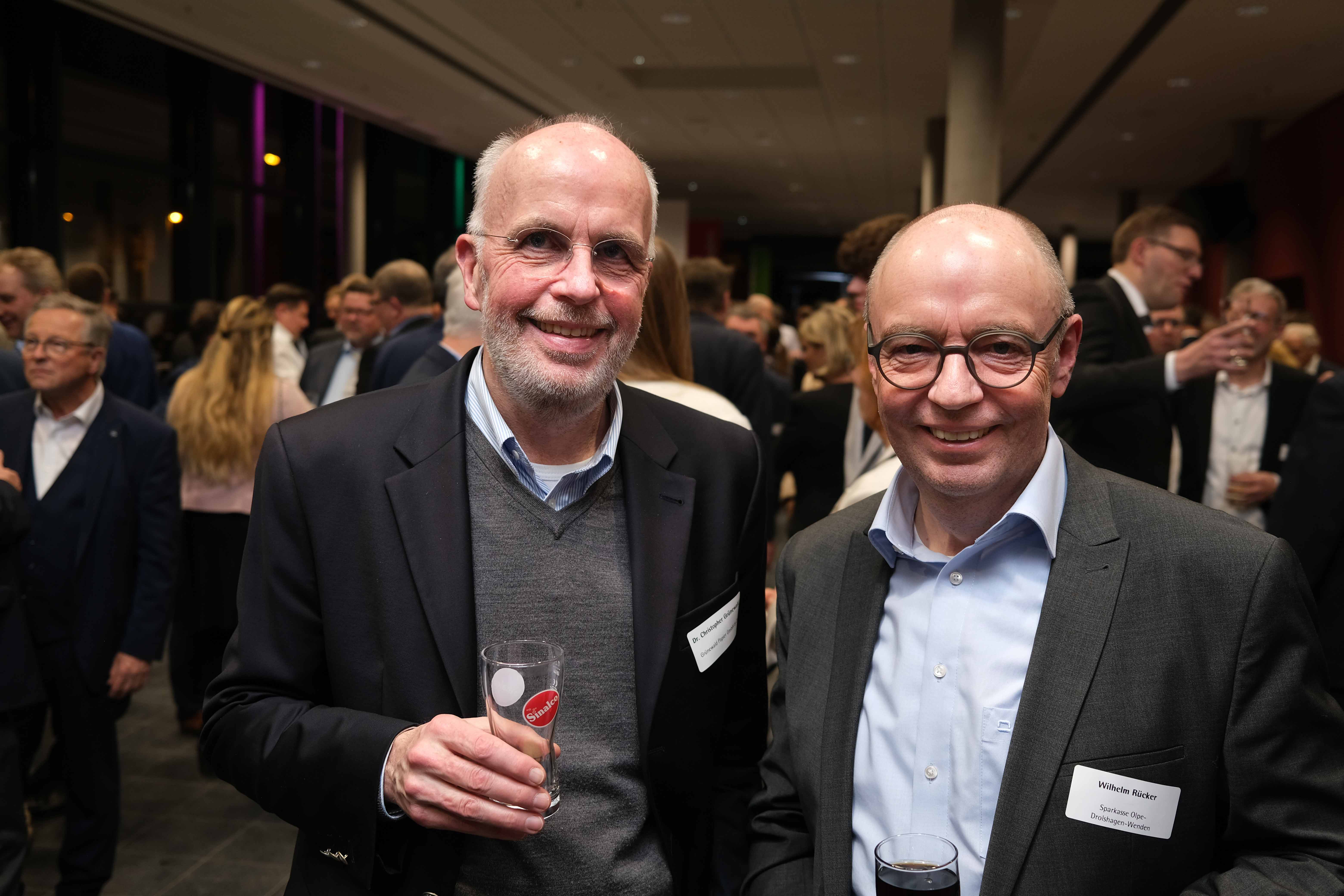 Dr. Christopher Grünewald (Grünewald Papier) und  Wilhelm Rücker (Sparkasse Olpe-Drolshagen-Wenden)
