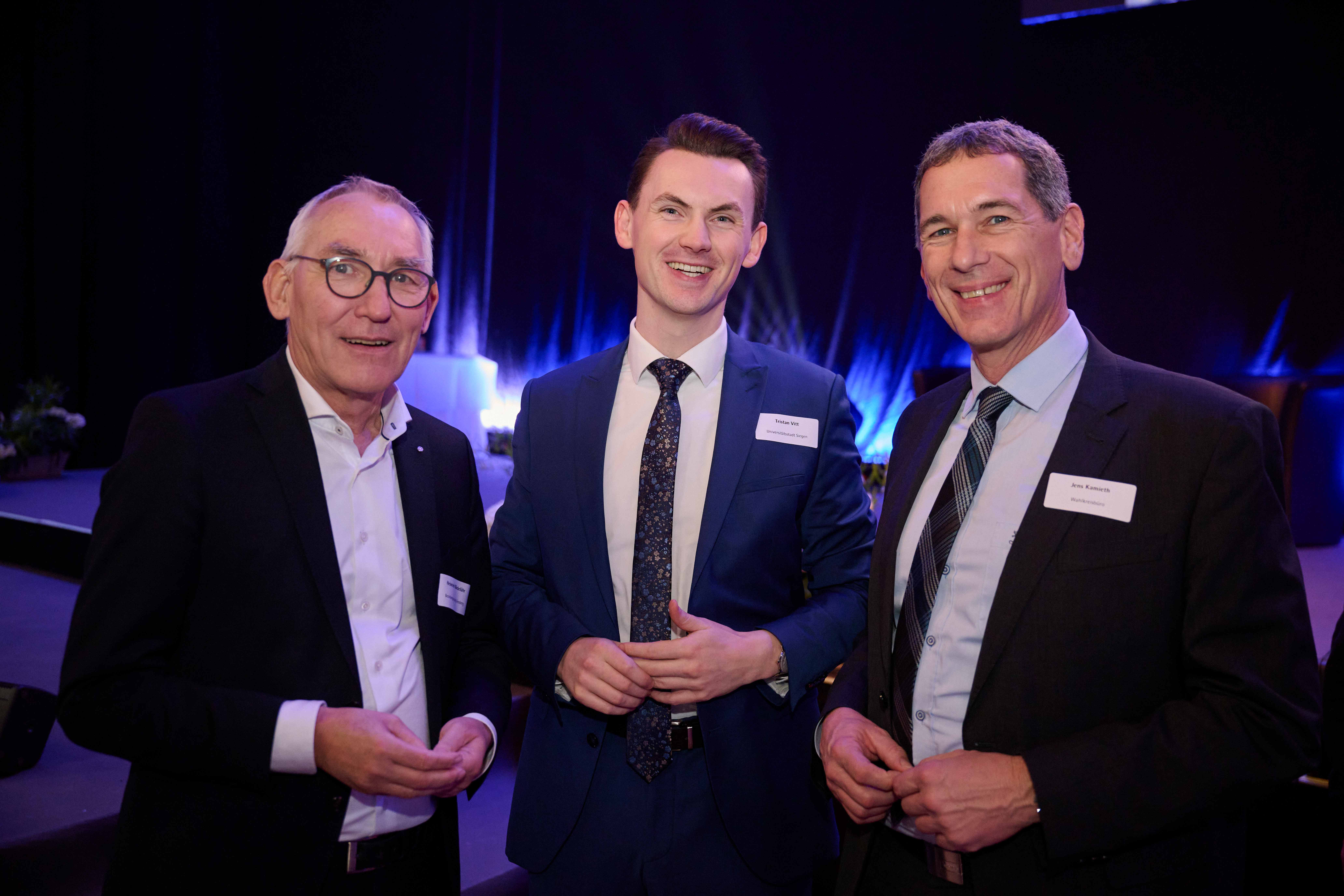 Heinrich Böckelühr (Regierungspräsident Arnsberg),  Tristan Vitt (Bürgermeister Stadt Siegen) und Jens Kamieth (Wahlkreisbüro)