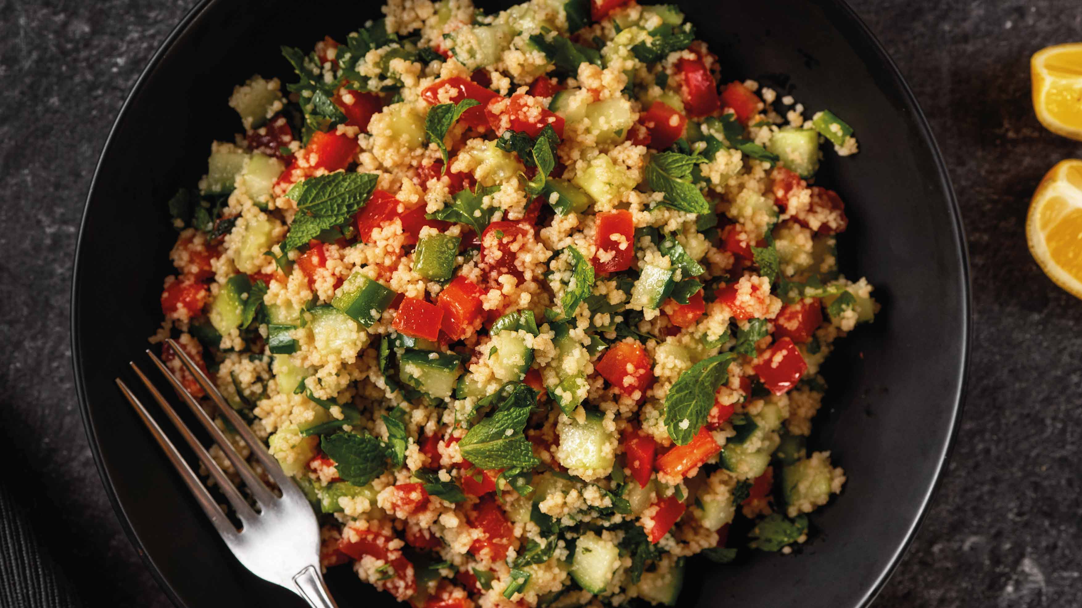 Frischer Couscous- Salat mit  Gemüse und Kräutern