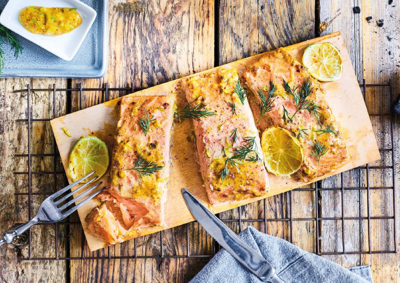 Marinierte Lachsfilets auf der Planke gegrillt