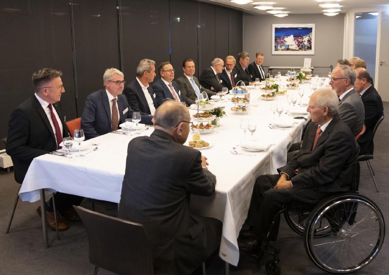 Unternehmer oben ohne