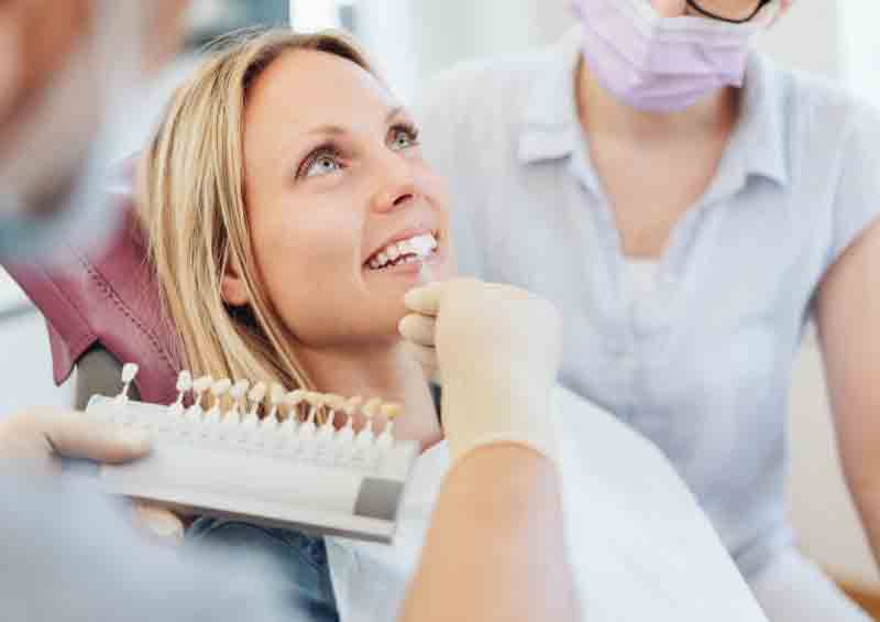 Veneers: Was steckt hinter moderner Zahnästhetik?