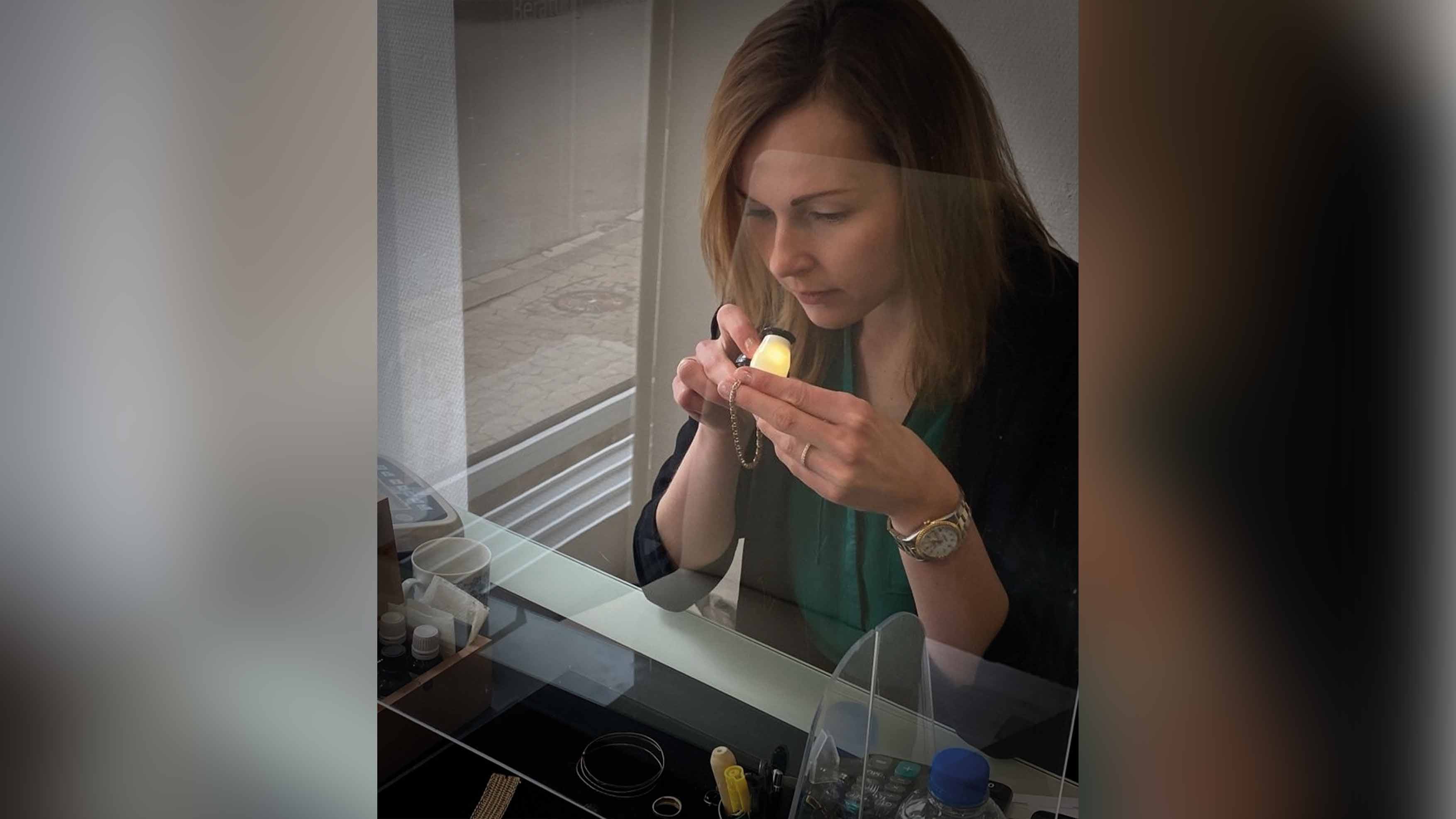 Schmuckexpertin und Inhaberin Julia Strauß