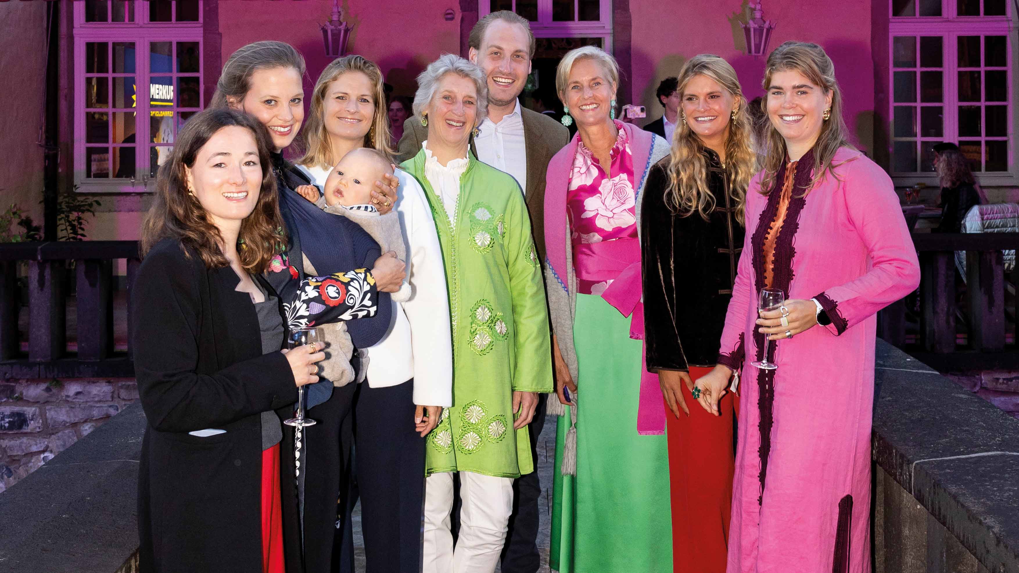 v.l. Leonie von Brühl, Marie-Valerie von Landsberg-Velen, Madeleine von Landsberg-Velen, Veronika Böckenförde, Ferdinand Böckenförde, Rosalie von Landsberg-Velen, Louisanne von Landsberg-Velen und Tatjana Böckenförde