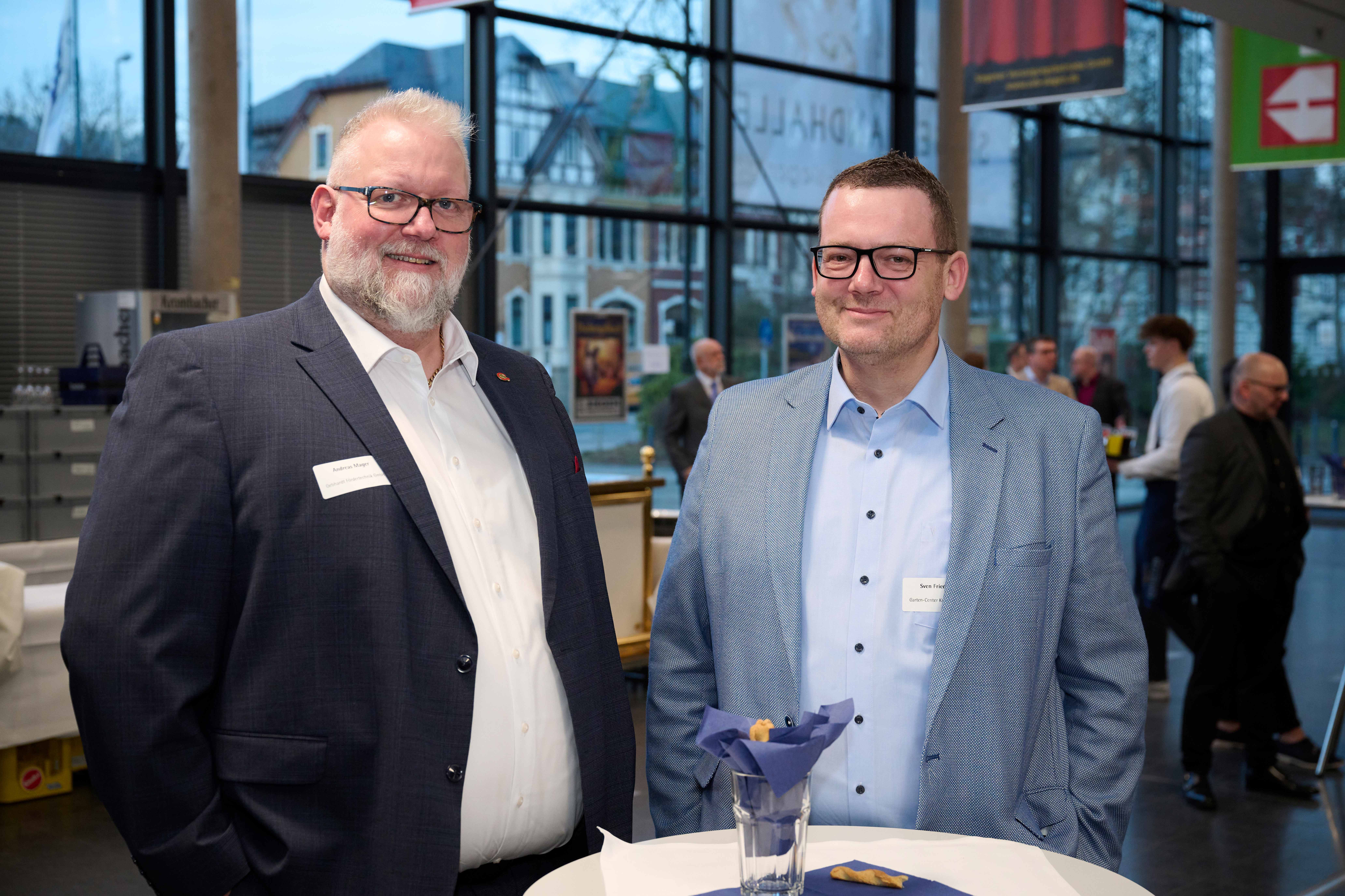Andreas Mager (Gebhardt Fördertechnik) und Sven Friedhoff (Garten-Center Kremer)