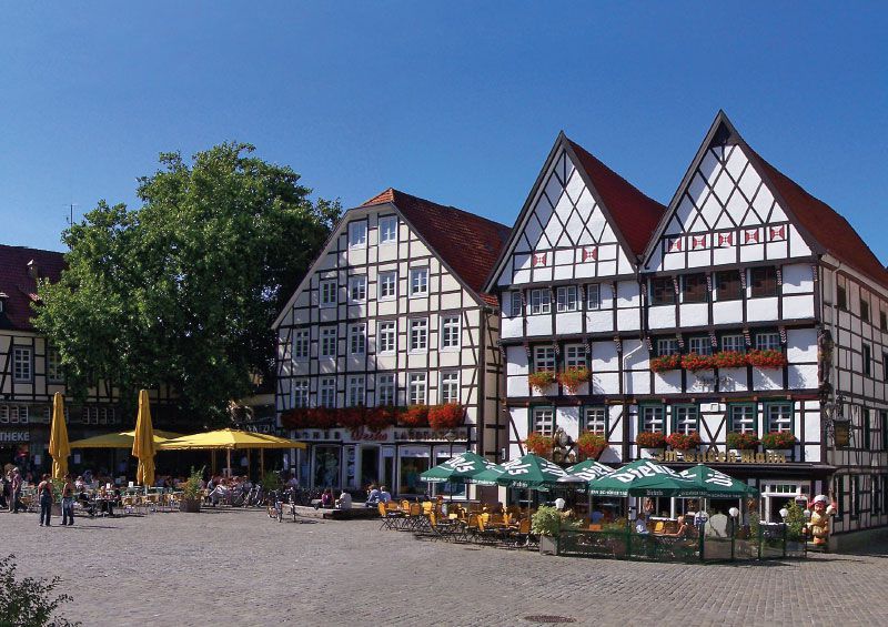 CHARMANT UND ANZIEHEND