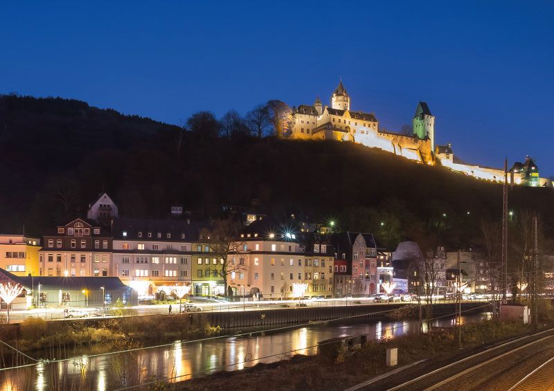 VON BURGEN UND DRÄHTEN