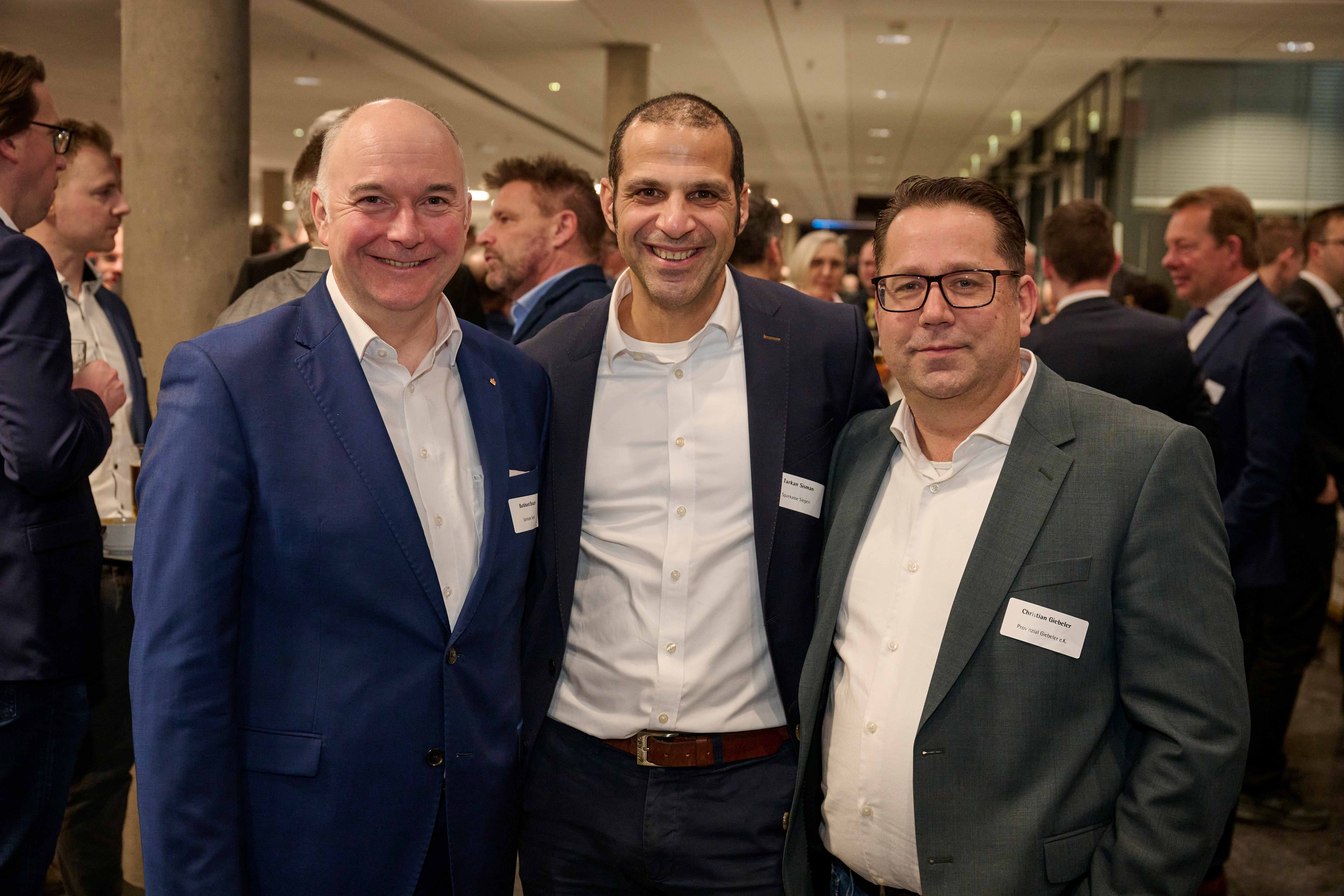 Burkhard Braach, Tarkan Sisman (beide Sparkasse Siegen) und Christian Giebeler (Provinzial Giebeler)