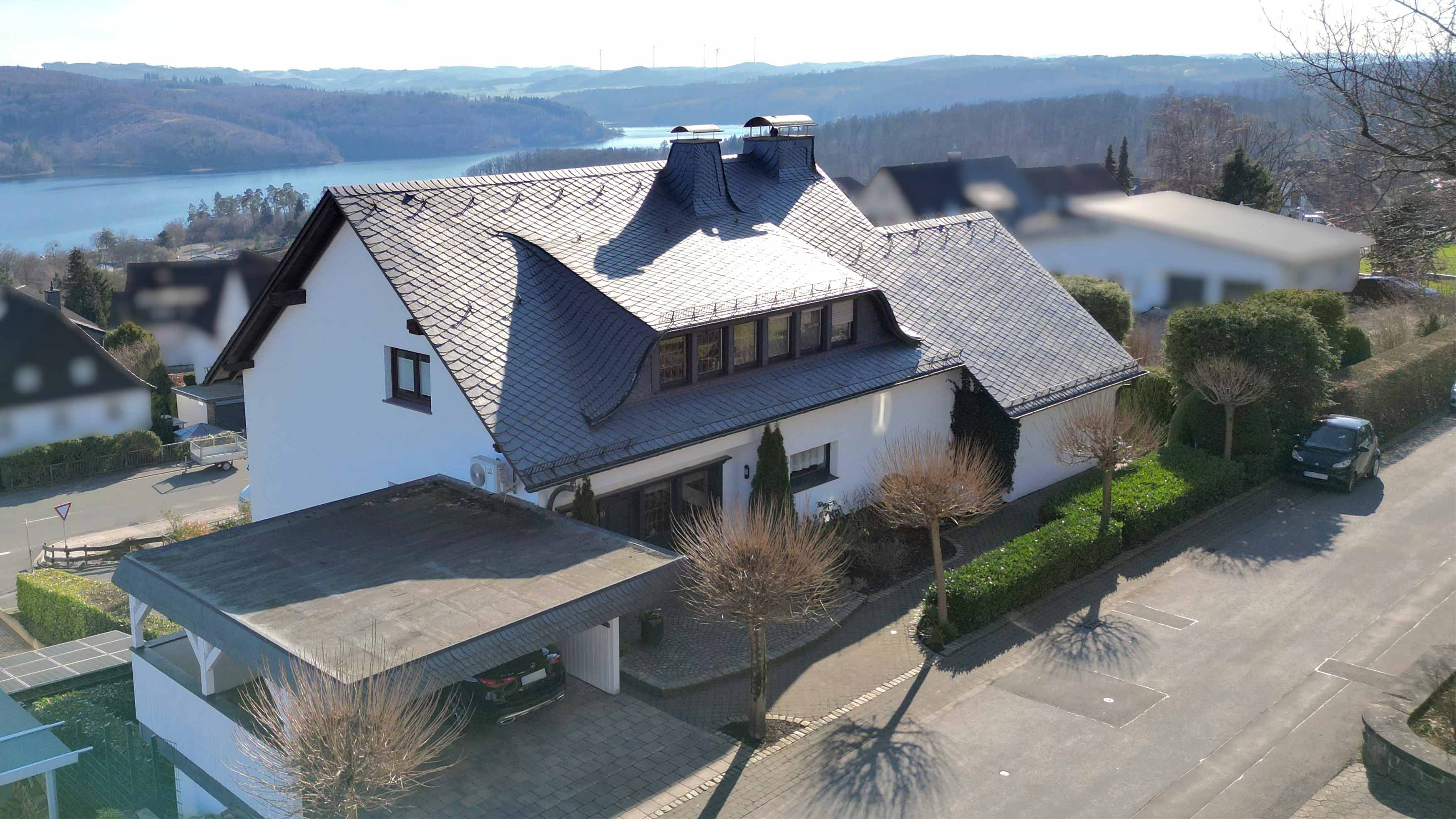 Wohnen mit Panorama-Seeblick: Exklusives Einfamilienhaus mit Gartenwohnung in Langscheid am Sorpesee